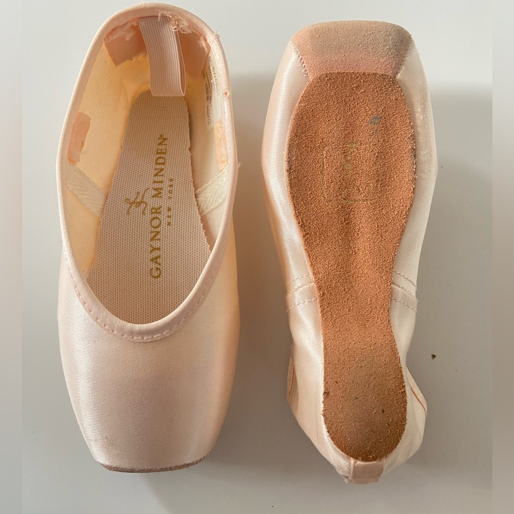 Gaynor Minden Pointe Shoes, size 6 W4SDH